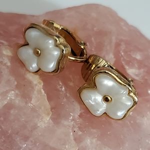 Vintage avon flower earrings clip on white gold thermoset celluloid vtg